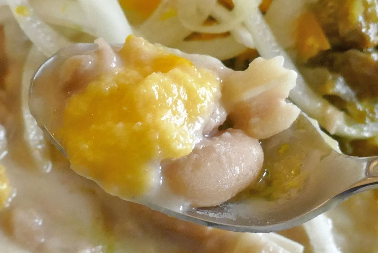 唐辛子と玉ねぎの風味が効いた調味料は、優しい豆の風味が効いたペルーのカナリオ豆の煮込みと特にマッチ！