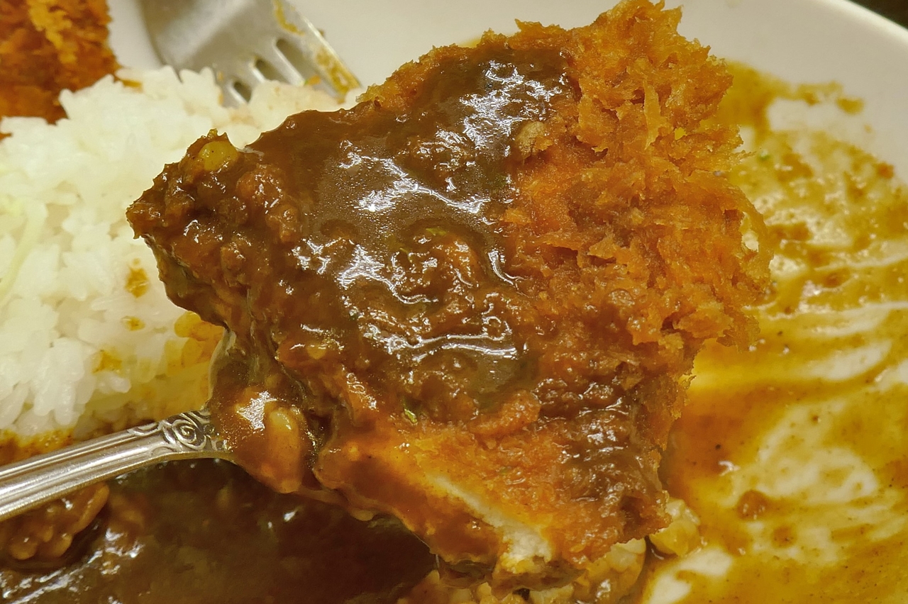 「タレカツカレー」は、鶏ささみカツの爽やかな旨味とカレールーの風味がご飯の芯まで染みてウマウマ！