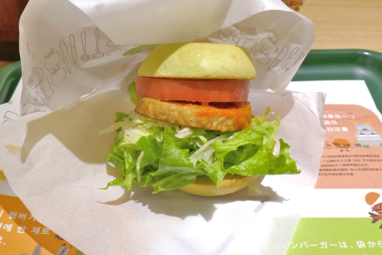 食レポ モスバーガーで植物由来のパティを使った グリーンバーガー 溢れ出るオイリーな旨味は牛肉パティに一歩譲るものの 野菜との相性は最高 カロリーも控えめ ネタとぴ