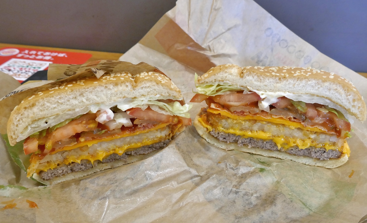 ハーフカット注文することで食べやすい大きさに。ハンバーガーの断面がキレイなのでインスタ映えも！