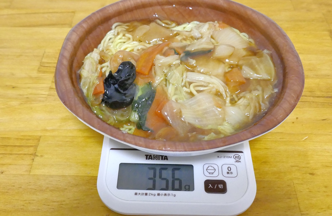 「1/3日分の野菜が摂れるあんかけ焼そば」は蓋を外した状態での重量が356g