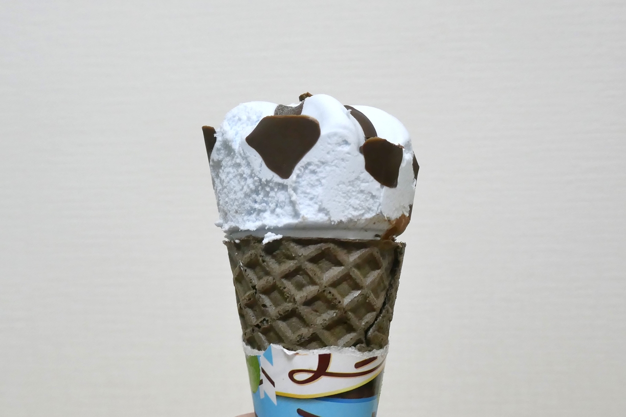 「明治　チョコミントコーン」は、ミントの風味が効いたアイスクリーム、パリパリチョコレート、柔らかなチョコレートクリーム、香ばしいチョコレートコーンが馴染んで食後のスイーツにピッタリなウマさ！