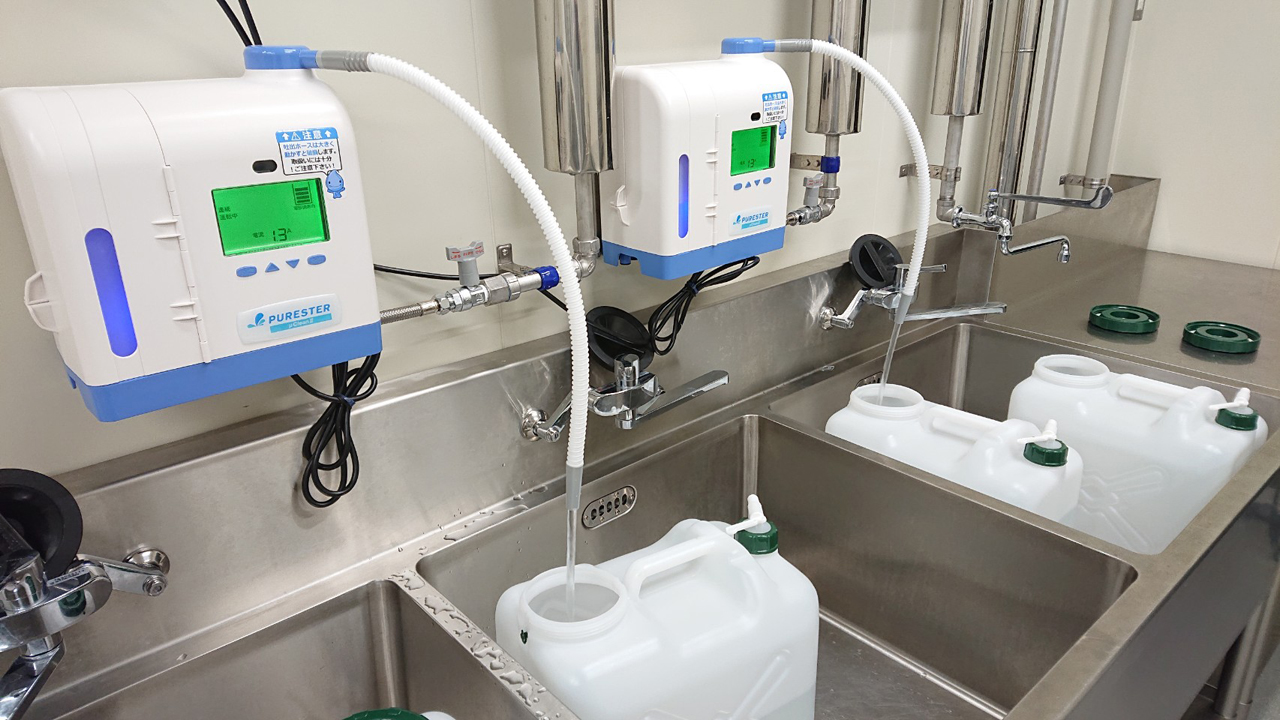 AFURIでは、日頃から食材や調理器具の除菌に使うため、工場で複数の次亜塩素酸水の生成装置を導入