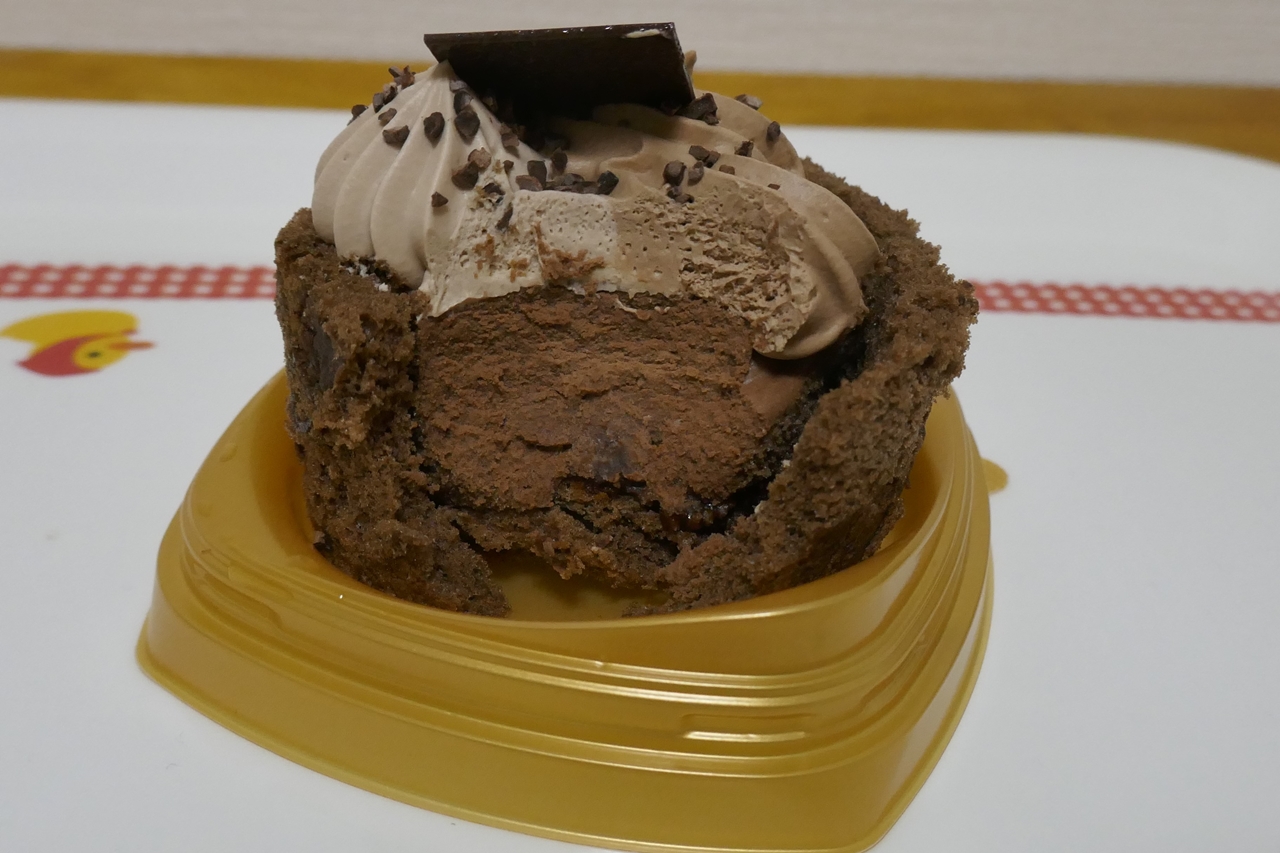 ダーク＆ミルクチョコレートクリーム、チョコムース、チョコレートクランチ、チョコ生地の5層構造！