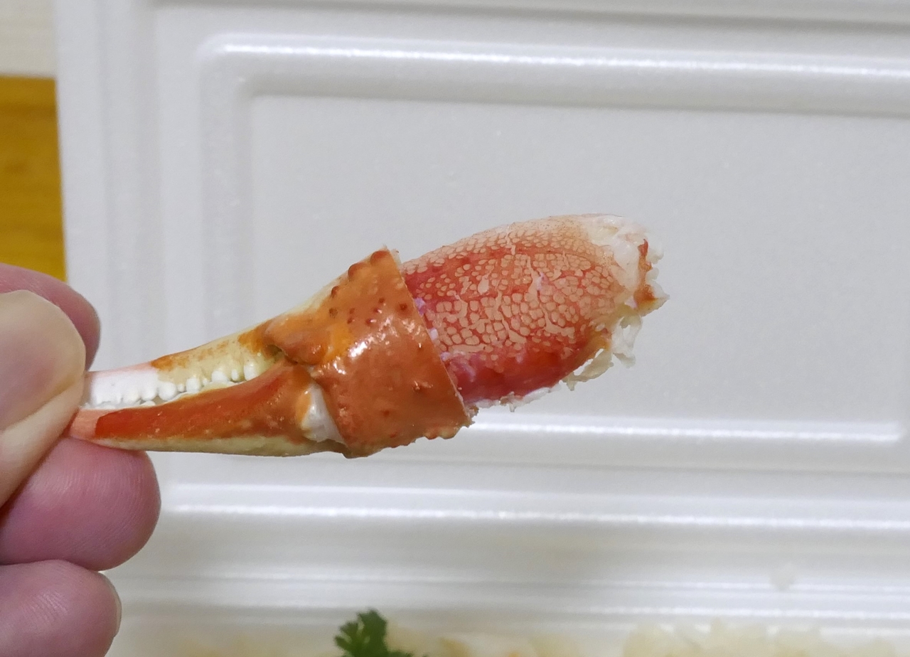 カニの爪は殻に切り込みが入っているので食べやすいのが好印象！
