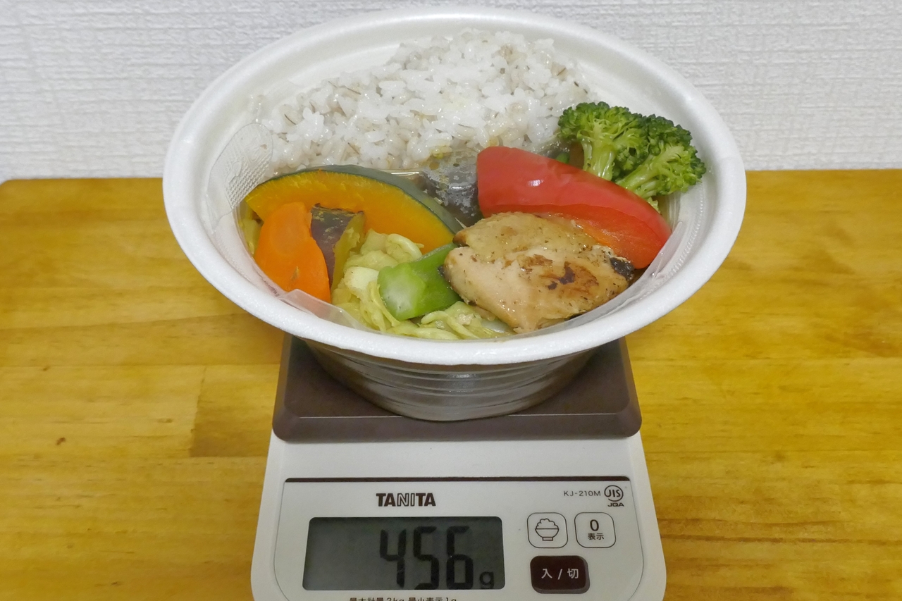 容器を含めた「1／2日分の野菜！スパイス香るスープカレー」の重量は456g
