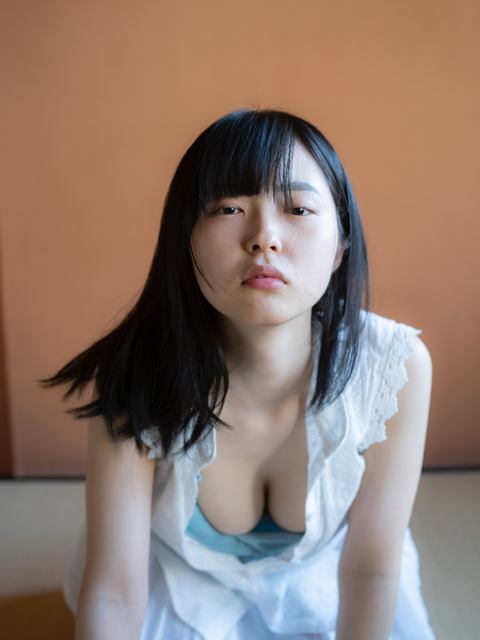 写真家 青山裕企が誰も知らない“少女”を撮影し続けた512ページ 写真集「少女礼讃」が発売～中学生のようあどけない笑顔、あか抜けない服の中に成熟した 写真15枚 ネタとぴ 