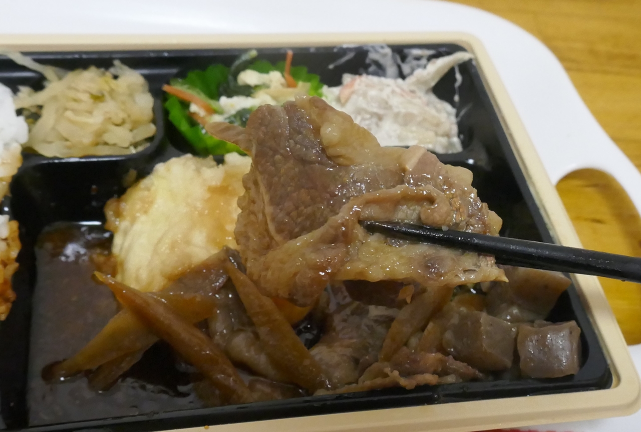 肉豆腐の肉部分を司る牛肉は、甘じょっぱいタレの風味とお肉の旨味が強烈！