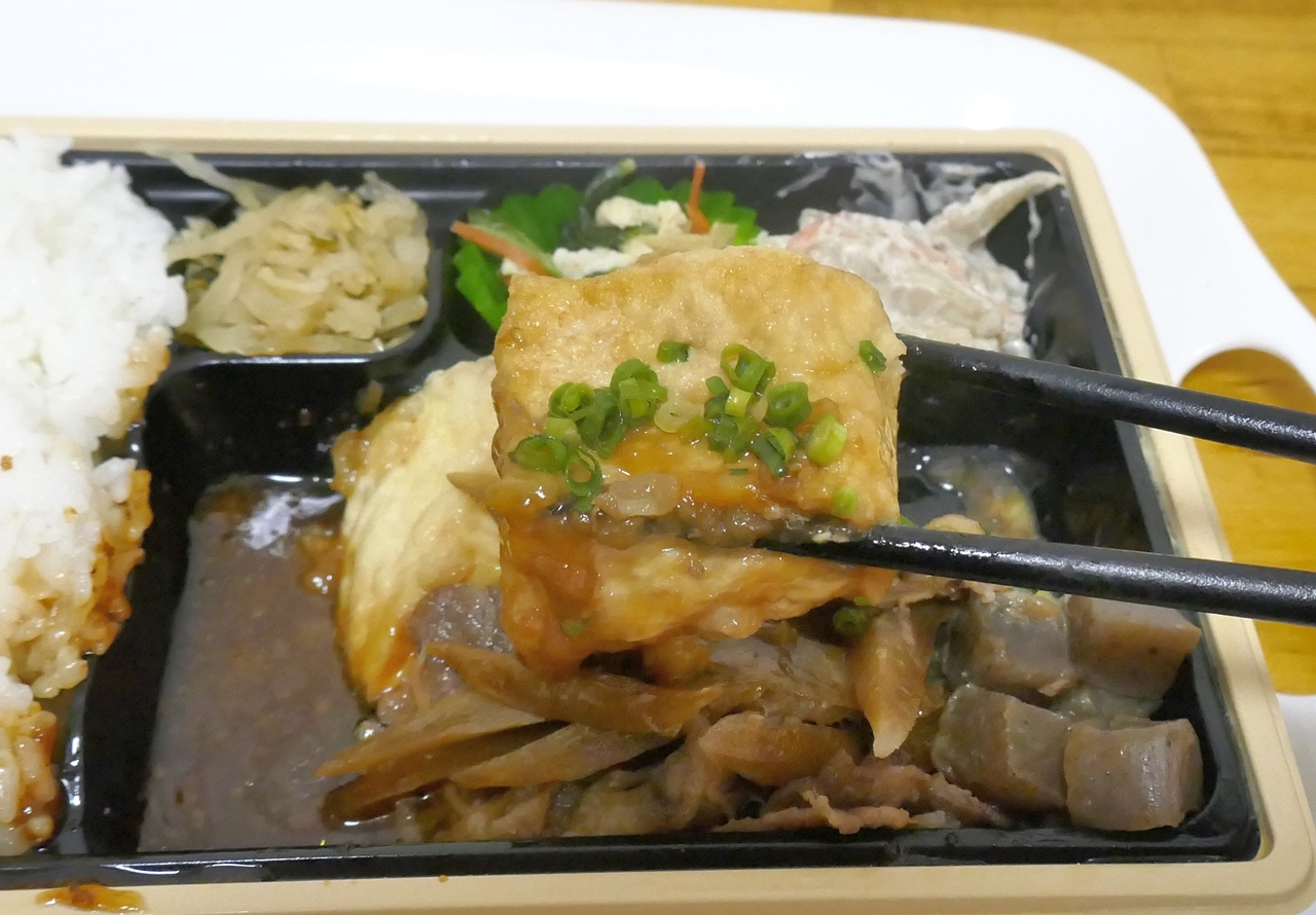 肉豆腐の豆腐はタレの風味が染み込んでいないのでご飯はあまり進まないものの、味リセット用のおかずとしてはメチャ有能！