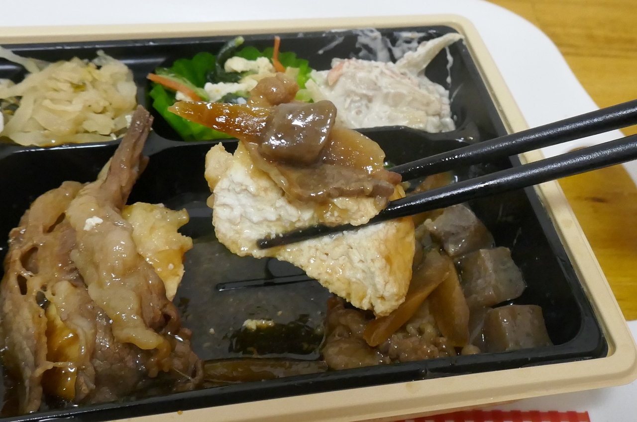肉豆腐として食べると、豆腐全体に牛肉、ごぼう、こんにゃくからにじみ出たタレの風味が染みてご飯との相性の良さもUP!