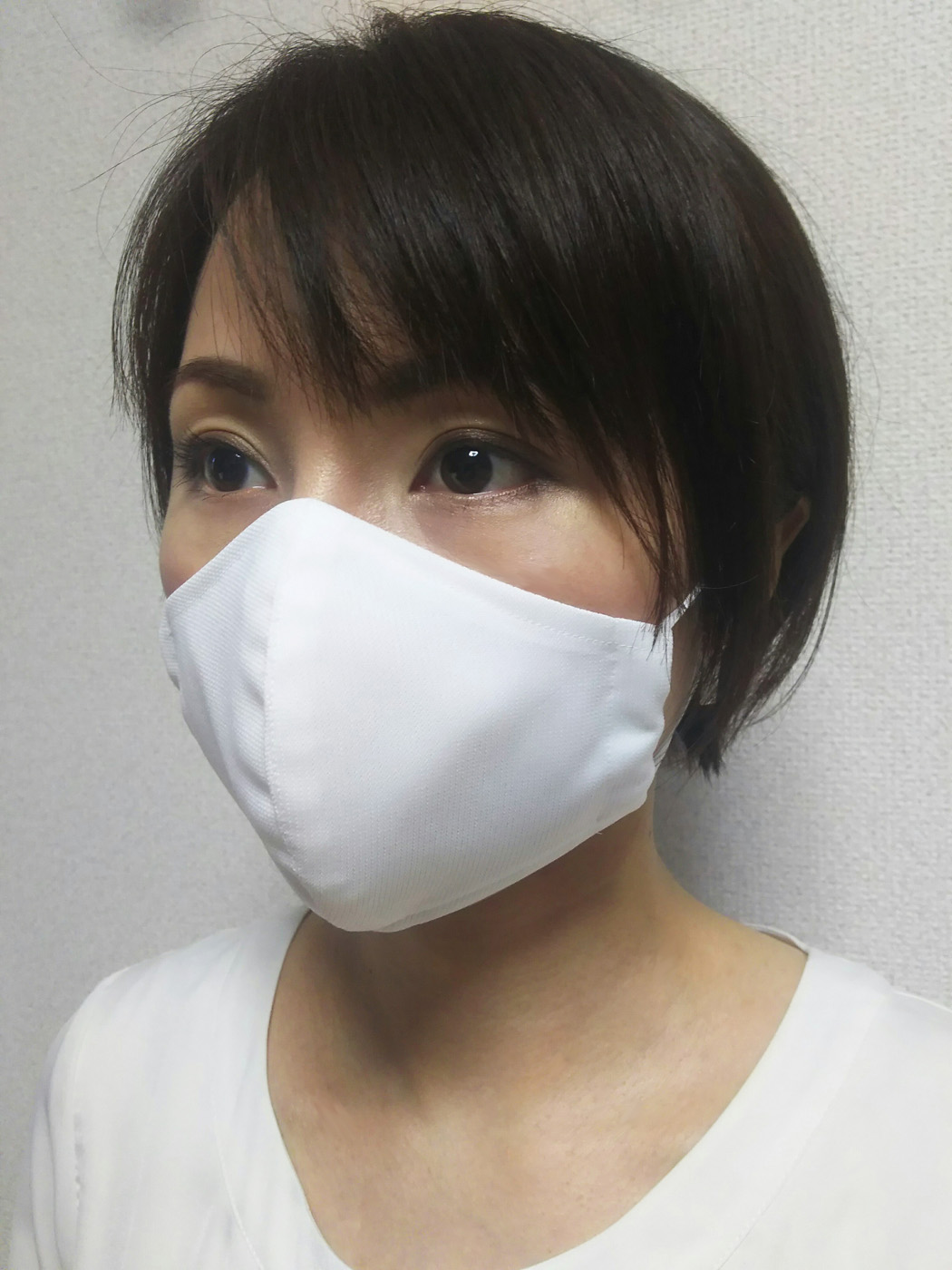 「COOL MOVE 洗える立体マスク」1,000円（税別）。接触冷感、吸水速乾、通気性に優れた特徴を持つワイシャツ素材を使用
