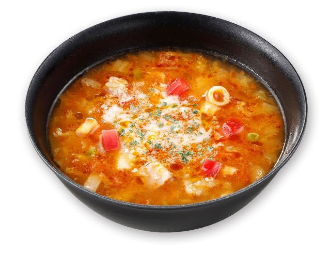「ミネストローネロッソ」(税込300円)。いろいろな野菜がとれる「食べる」トマトスープ