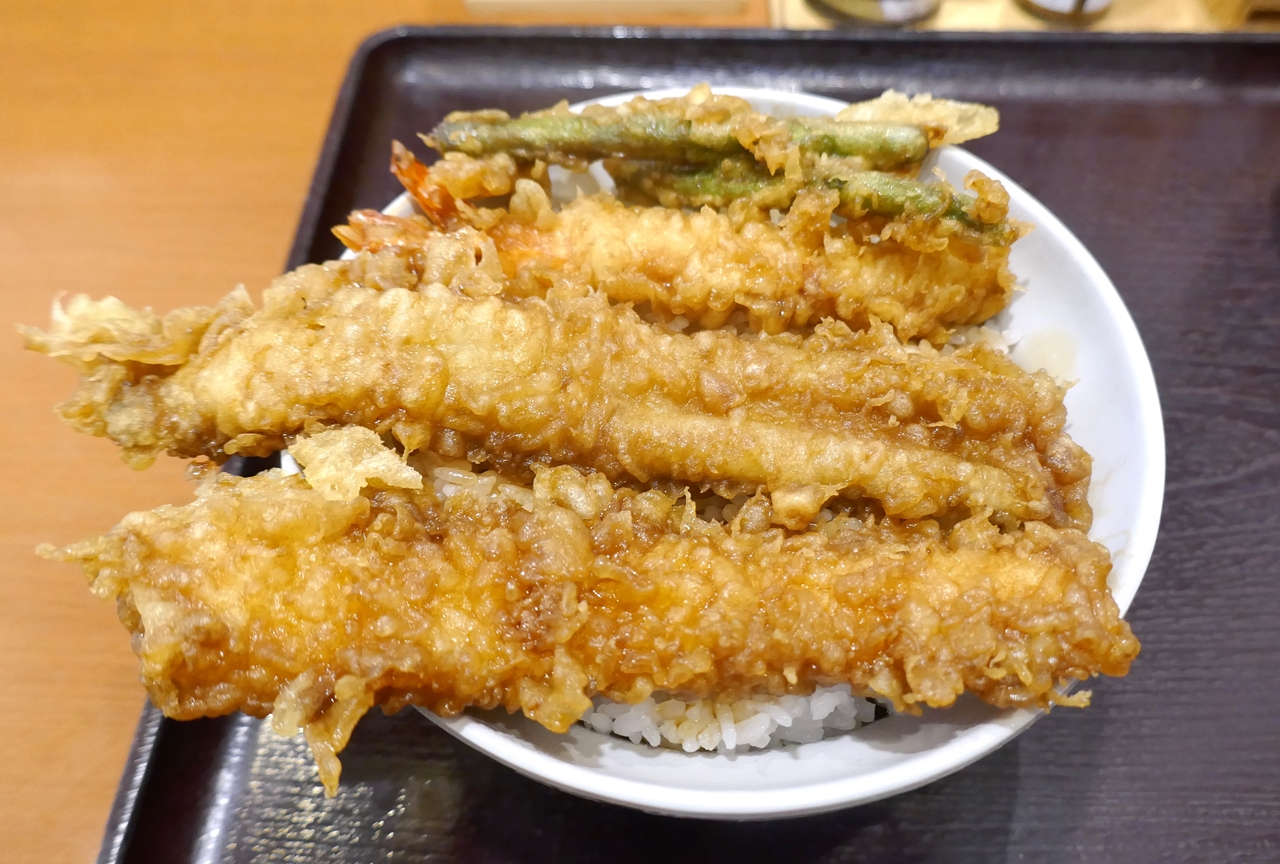 ご飯の上に乗った天ぷらは全て巨大！