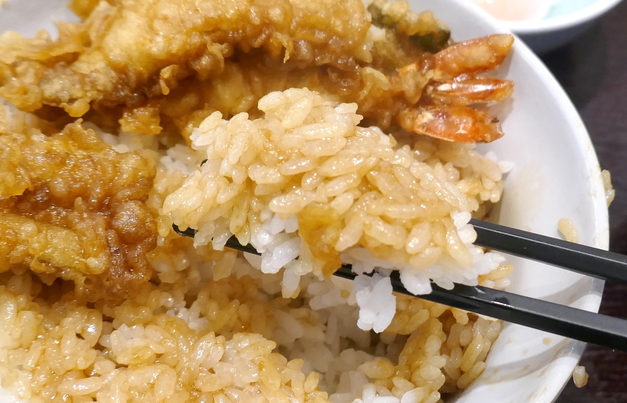 天つゆがたっぷりかかったご飯は塩気がバッチリ効いて天ぷらを交えずともスムーズに食が進みます！