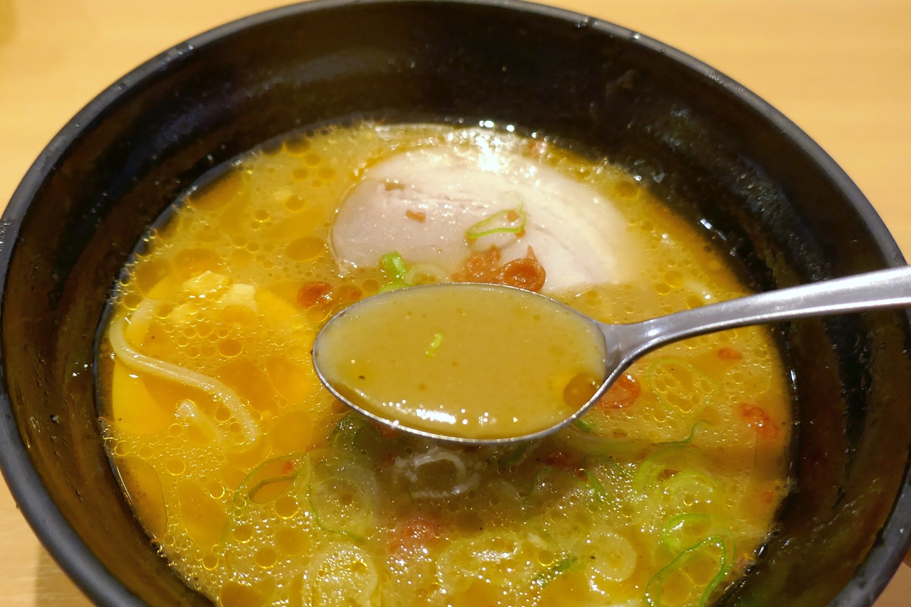 スープからはとんこつと海老の旨味全開で、回転寿司店のサイドメニューとは思えないほどにスープの完成度の高さに驚き！