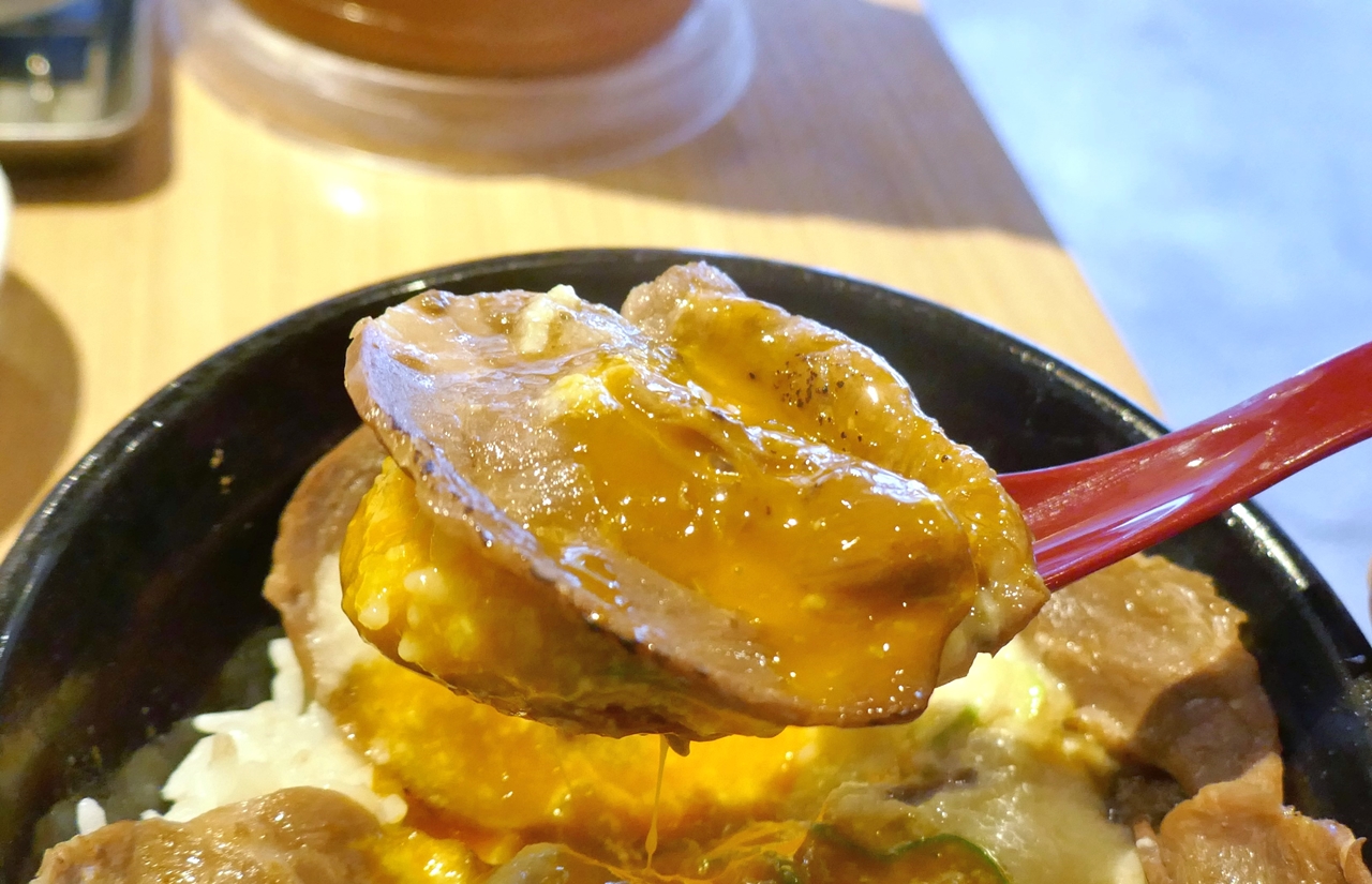 黄身をプラスすることで、牛タン、とろろ、仙台味噌の風味を活かしながらも、さらにご飯がススム美味しさに大変身！