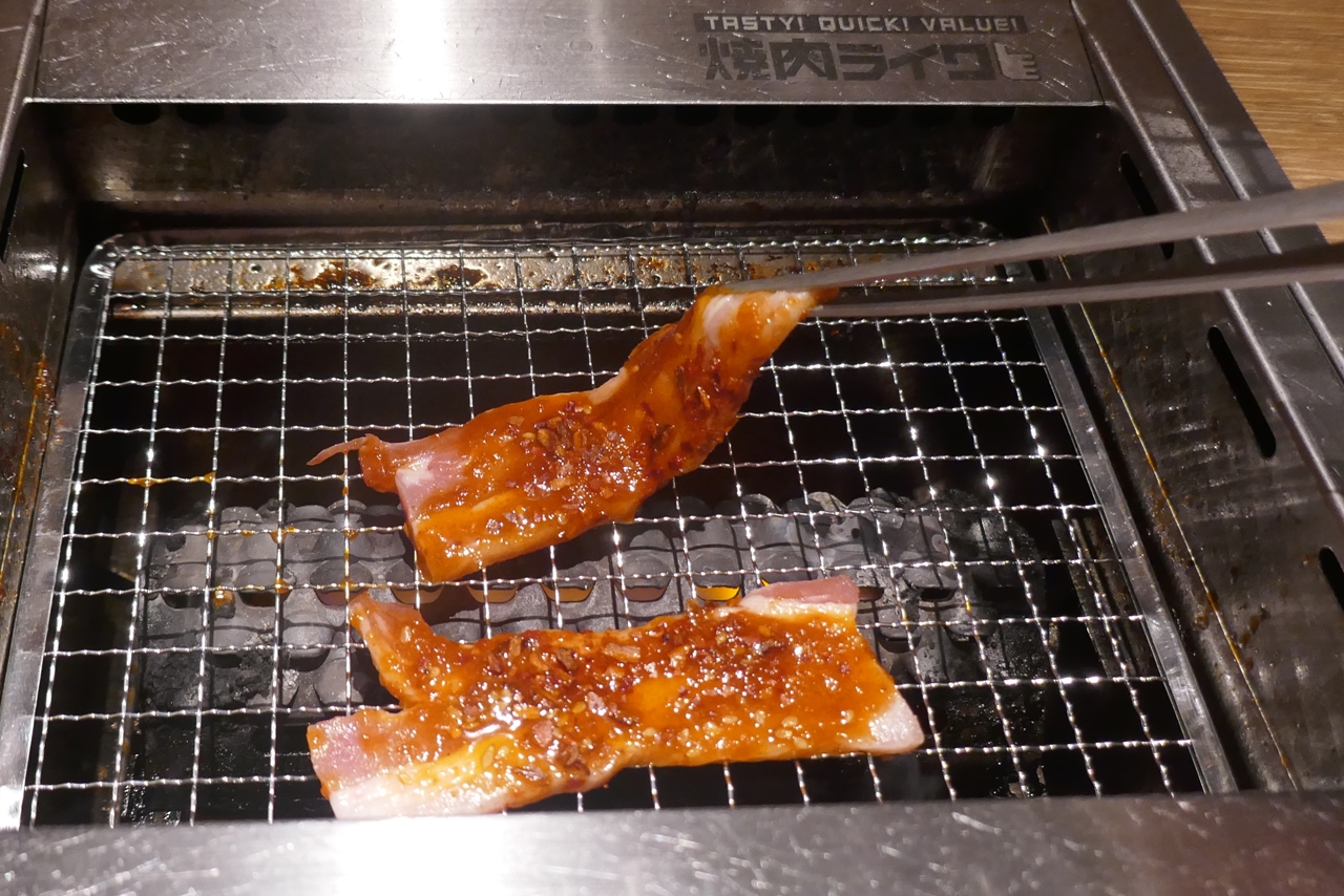 ハバネロイベリコ豚は強めの火加減で2分ほど焼くと肉全体に火がとおります！