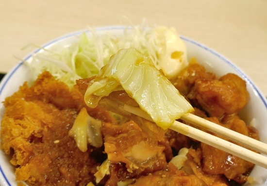 食レポ かつやで 鶏ちゃん焼きチキンカツ丼 肉 肉のどんぶり飯は 味噌 醤油 にんにくベースのタレが絡んでご飯が止まらない旨さ ネタとぴ