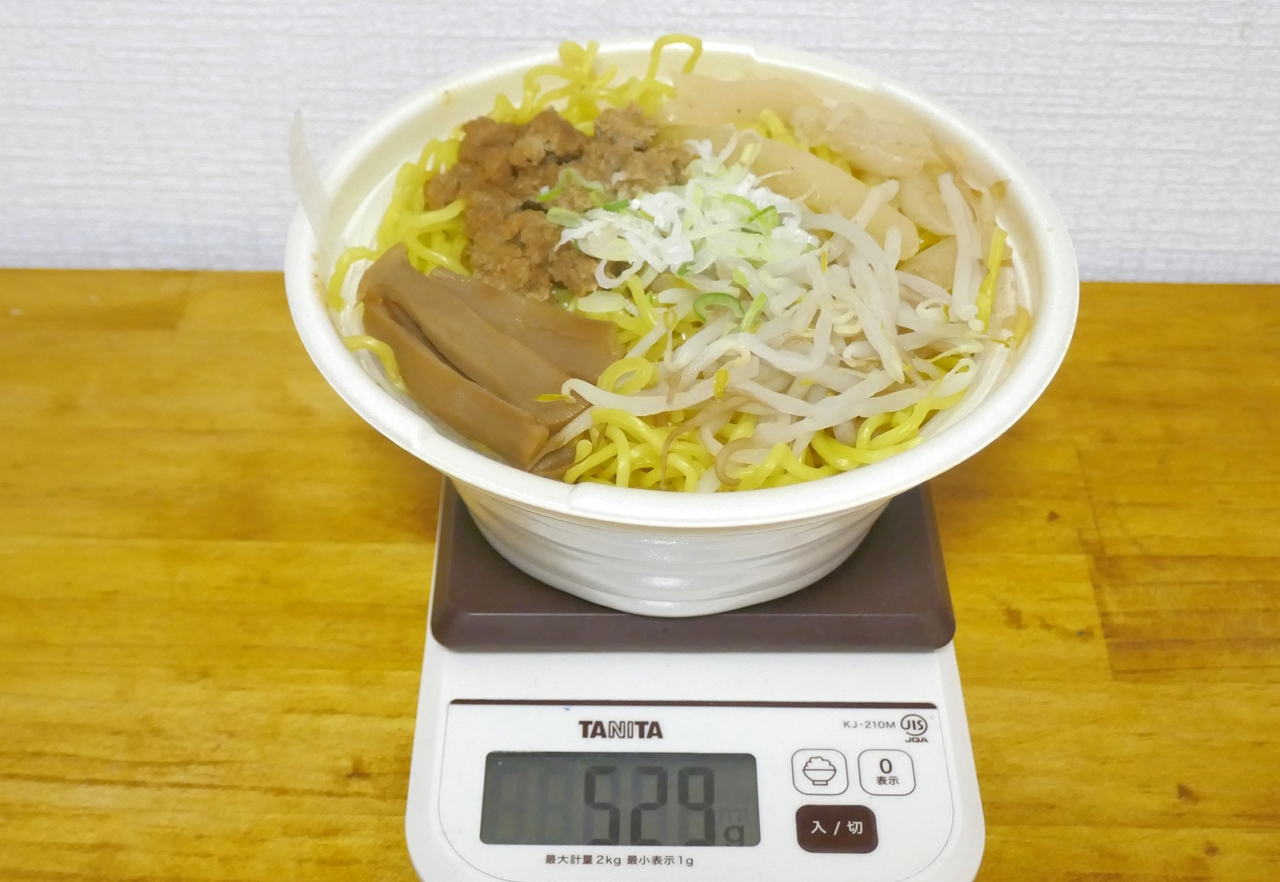 「札幌すみれ監修　濃厚みそラーメン」の重量は容器込みで529g