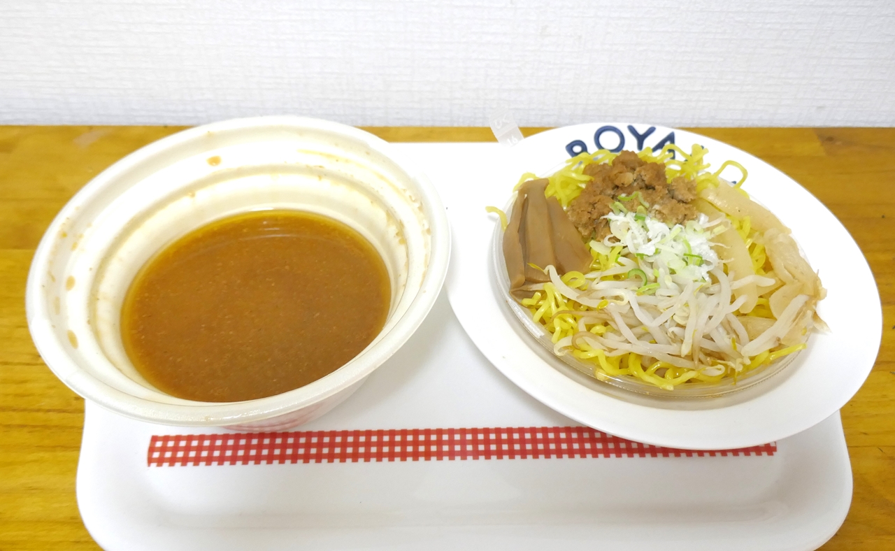 「札幌すみれ監修　濃厚みそラーメン」はスープと麺＆具が別容器な点が好印象！