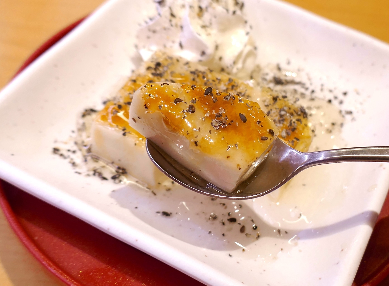 あまりスイーツメニューの土台に使用されるイメージのない胡麻豆腐ですが、キャラメリゼしたオーガニックシロップの甘味や食感もあいまって、いい感じでおかず感0！