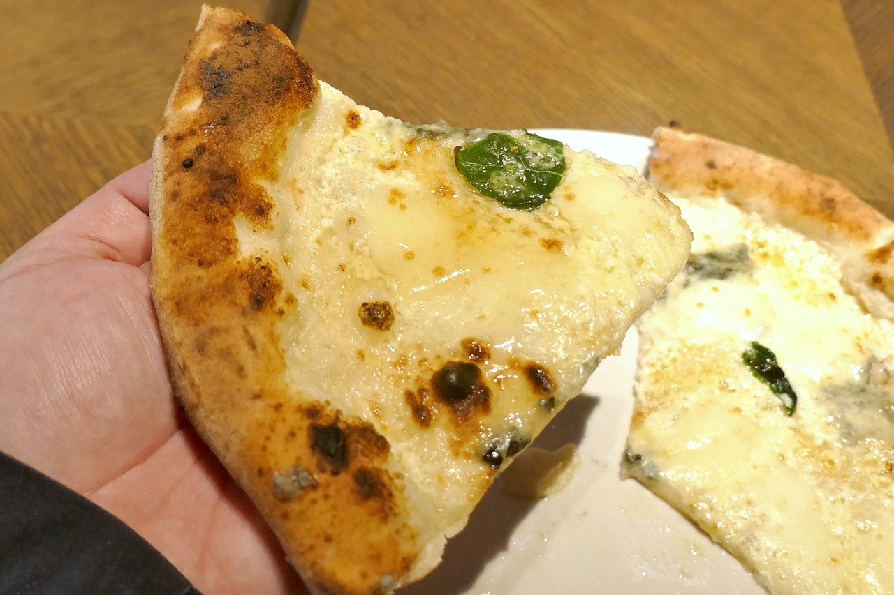 チーズとはちみつとの組み合わせはピザでも相性バッチリで、はちみつをかけたあとの「クアトロ・フォルマッジ」は、ドルチェピザ感覚で楽しめます！