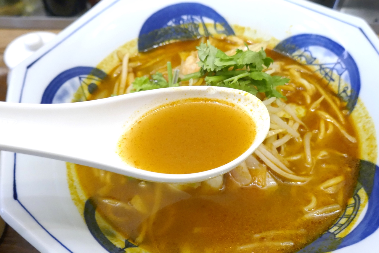 スープは強い旨味、辛味、酸味が効いて、まさに味は「トムヤンクン」！