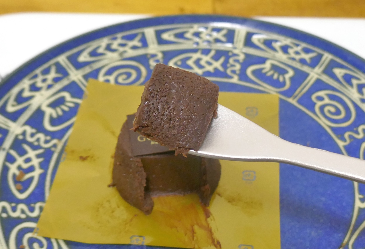 「Uchi Café×GODIVA　テリーヌショコラ」は、甘味よりもチョコレートの香り、コク、苦味が強く効いてオトナな美味しさ！