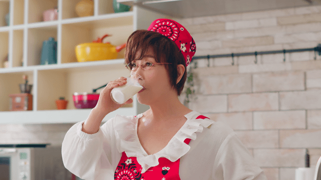 平野レミが人生初のサラサラロングヘアーに 十勝のむヨーグルト 発売50周年記念web動画が公開 サラっとして飲みやすいから というだけで 皿と皿 プレゼント ネタとぴ