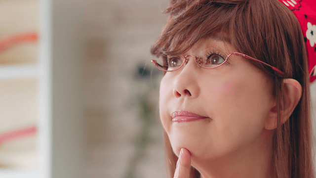 平野レミが人生初のサラサラロングヘアーに 十勝のむヨーグルト 発売50周年記念web動画が公開 サラっとして飲みやすいから というだけで 皿と皿 プレゼント ネタとぴ