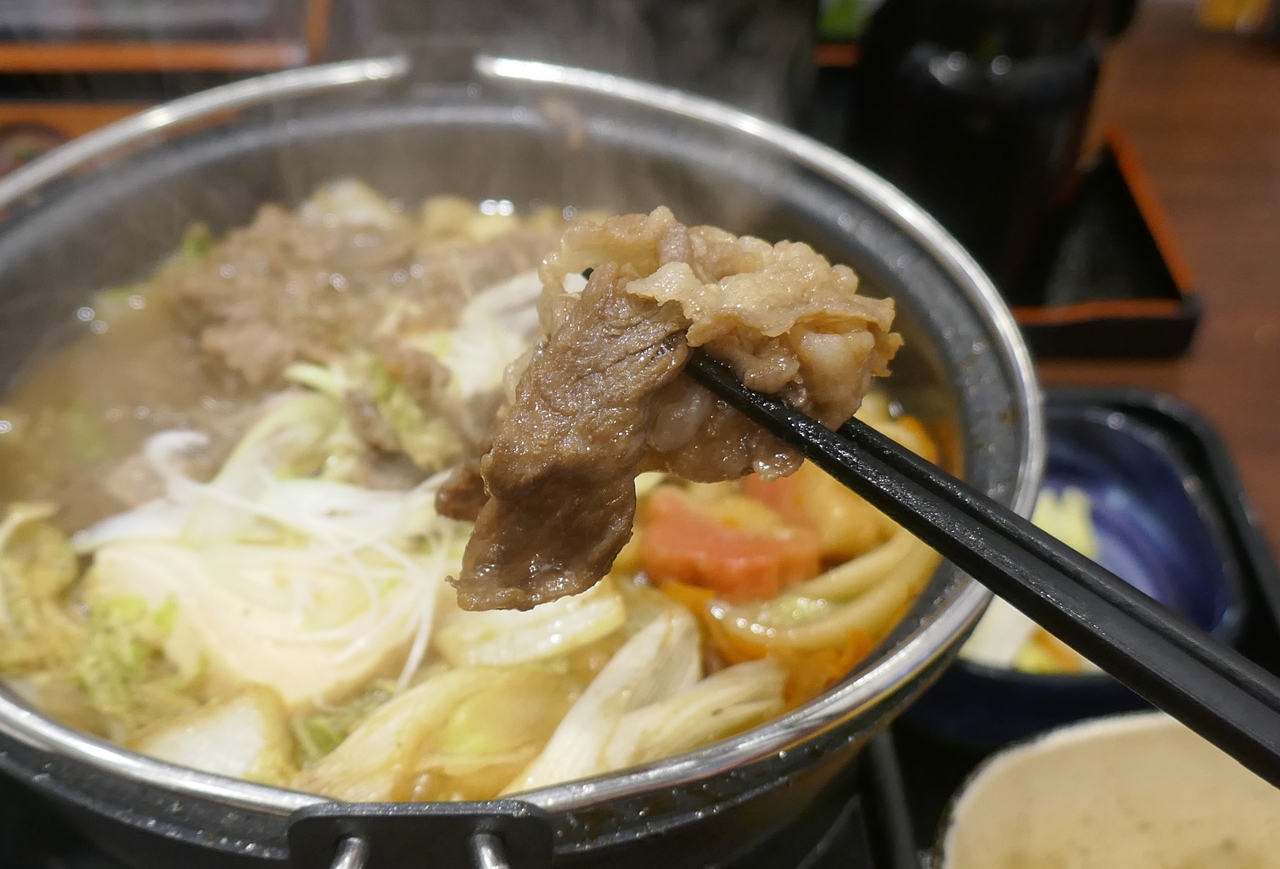 吉野家特製すき焼きのタレで煮込まれた黒毛和牛は、甘じょっぱいタレの風味を吹き飛ばす勢いでお肉と脂身のウマさが強烈！