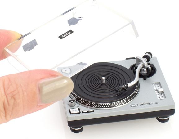 ミニチュアでdjシーンを再現してスクラッチも Technics監修でカプセルトイ Technics ミニチュアコレクション が発売 Djカルチャーに影響を与えたsl 10mk2など全5種 ネタとぴ