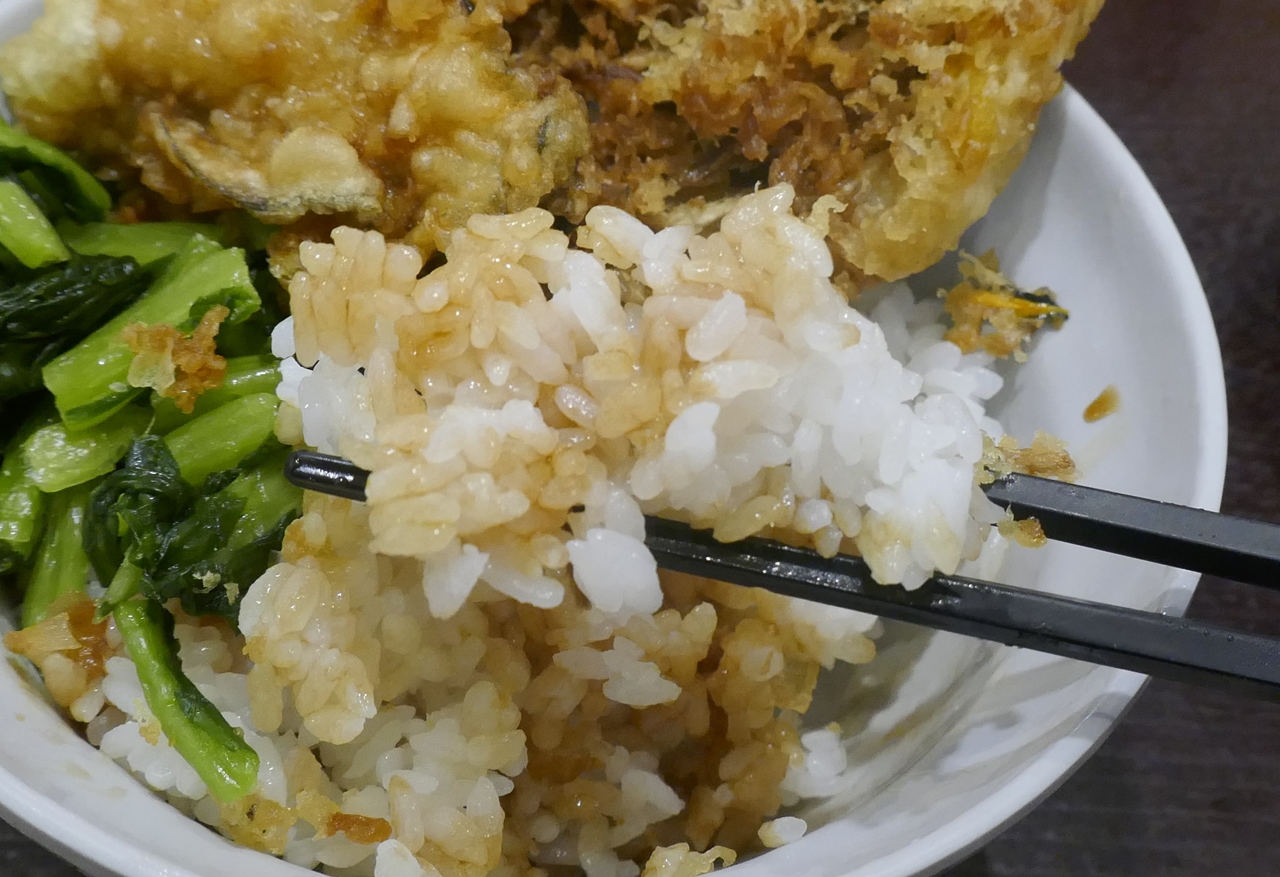 ご飯はハリのある炊き加減で、各種オイリーな天ぷらや、後に楽しむ野沢菜漬けとの相性も最高！