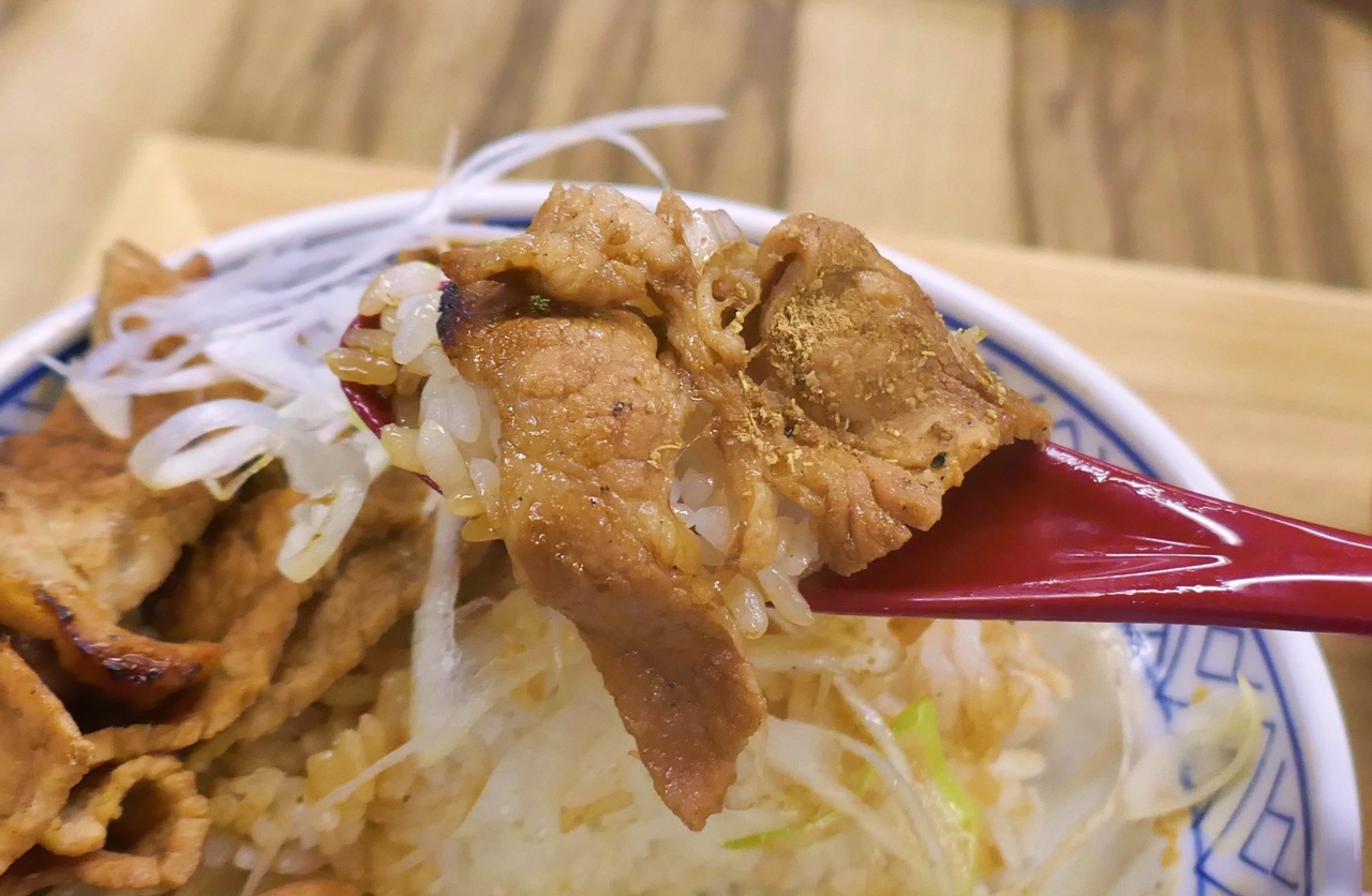後味軽やかに「蒲焼き豚丼」を楽しみたいなら山椒を適量プラスして食べるのがオススメ！