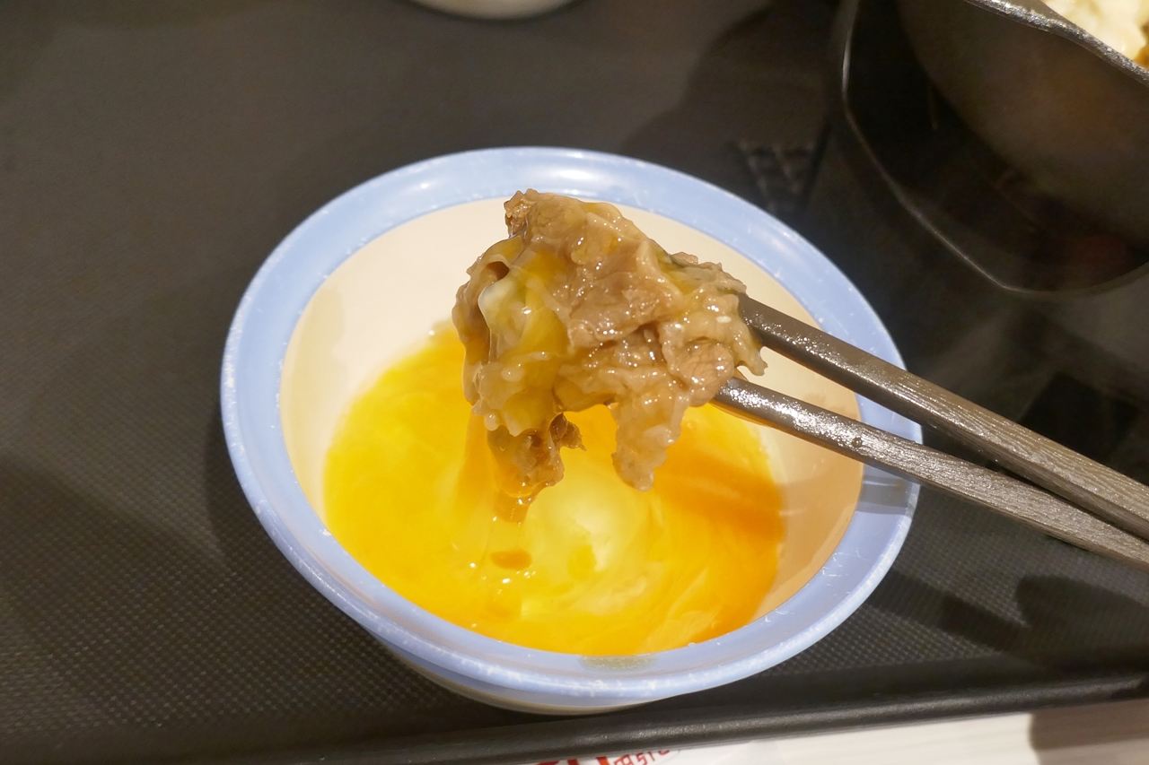 豆腐に味が染み込んだタイミングで生玉子を使って食事をスタート！