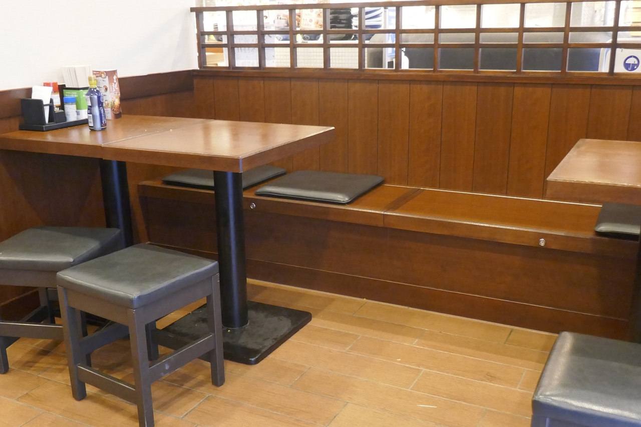 特に入口側のテーブル席はテーブル間の間隔が広め！