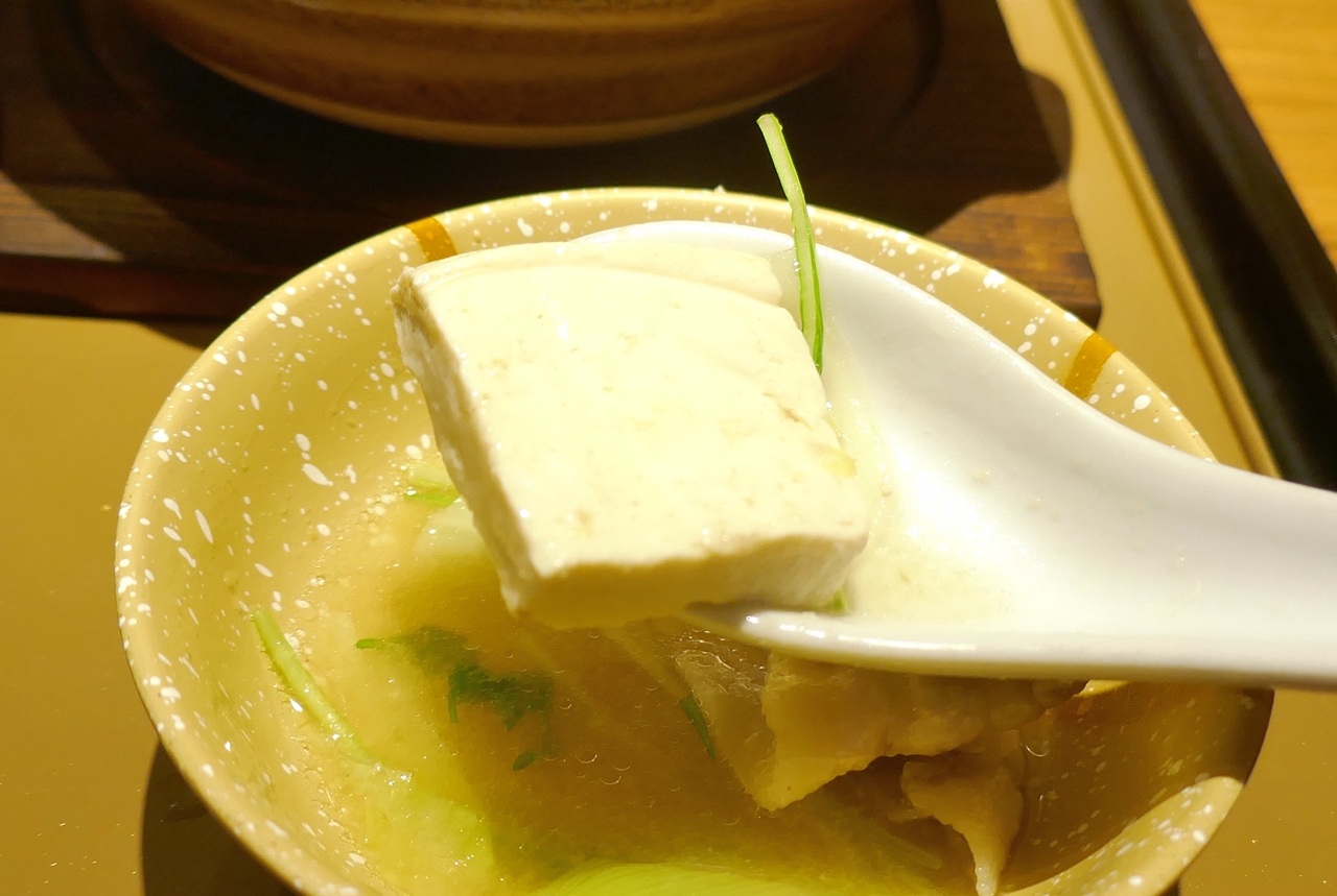 豆腐からは木綿豆腐独特の弾力に富んだ食感と、出汁の旨味が染みてウマー！