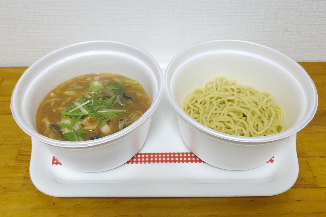 テイクアウト版の「かきちゃんぽん」は、それぞれ別容器にスープ＆具と麺がIN!