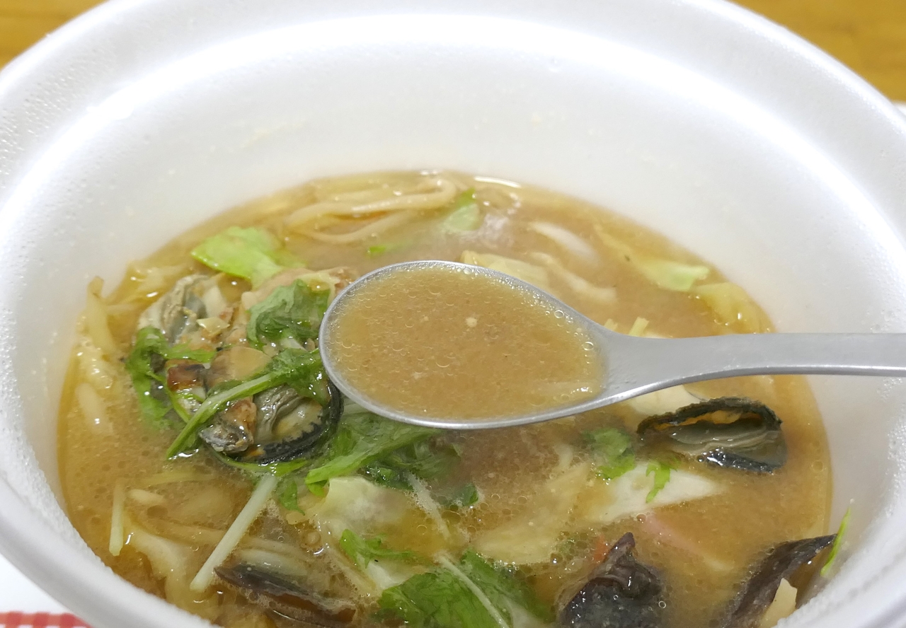スープからはバランス良く味噌、牡蠣、野菜の風味が感じられます！