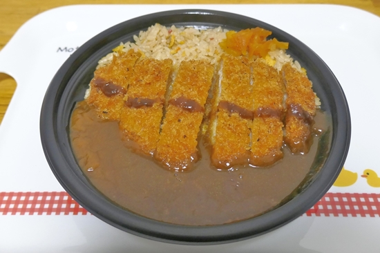 食レポ 今日はファミマのコンビニ飯 どデカいロースカツの 炒飯カツカレー にきのこのクリームスープで大満足 ファミマ限定ガトーショコラ風チョコパイで最後までウマー ネタとぴ