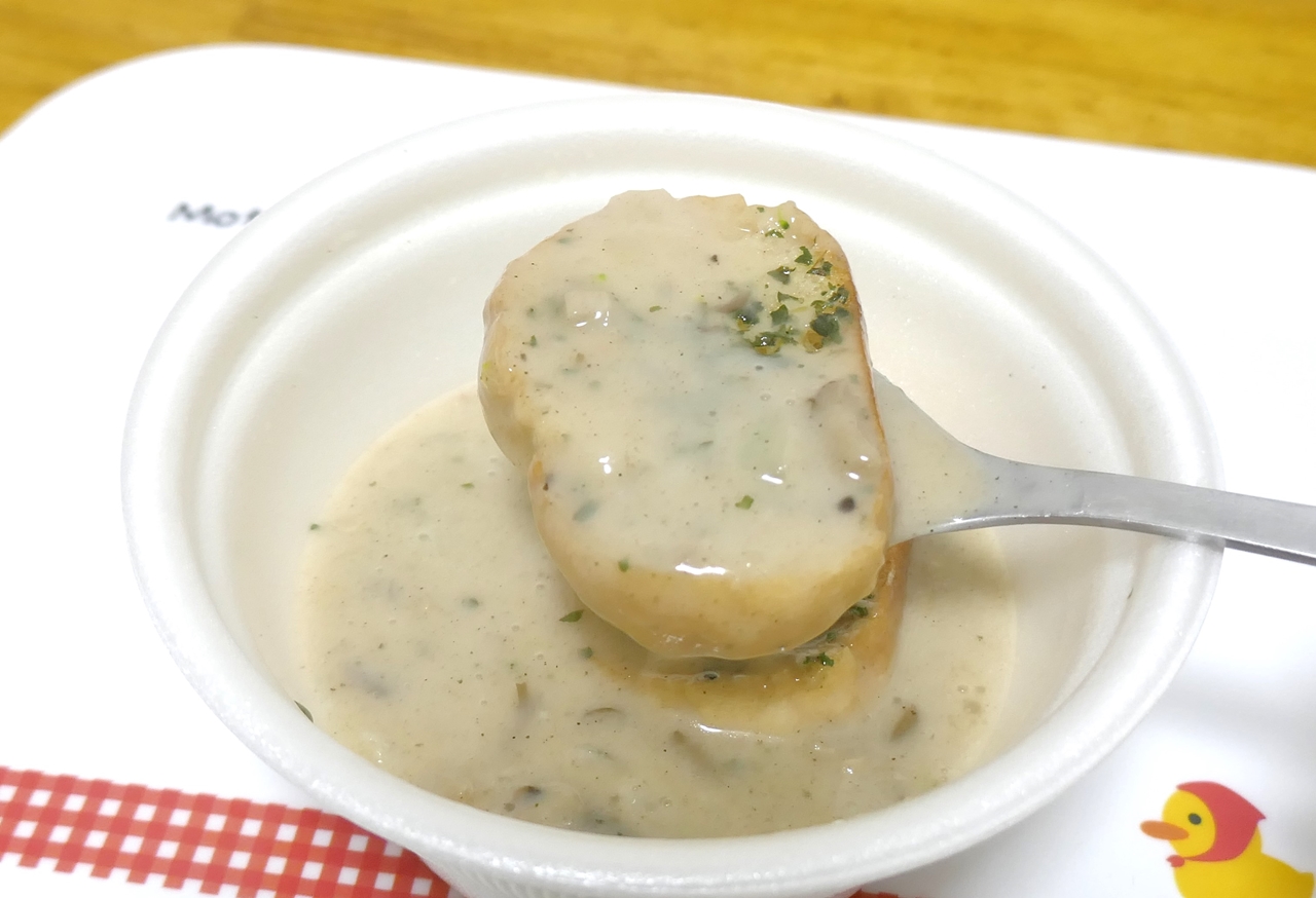 石窯フランスパンは食感がグッドな上に、ハーブ独特の香りがクリームスープに馴染んで味も良好！
