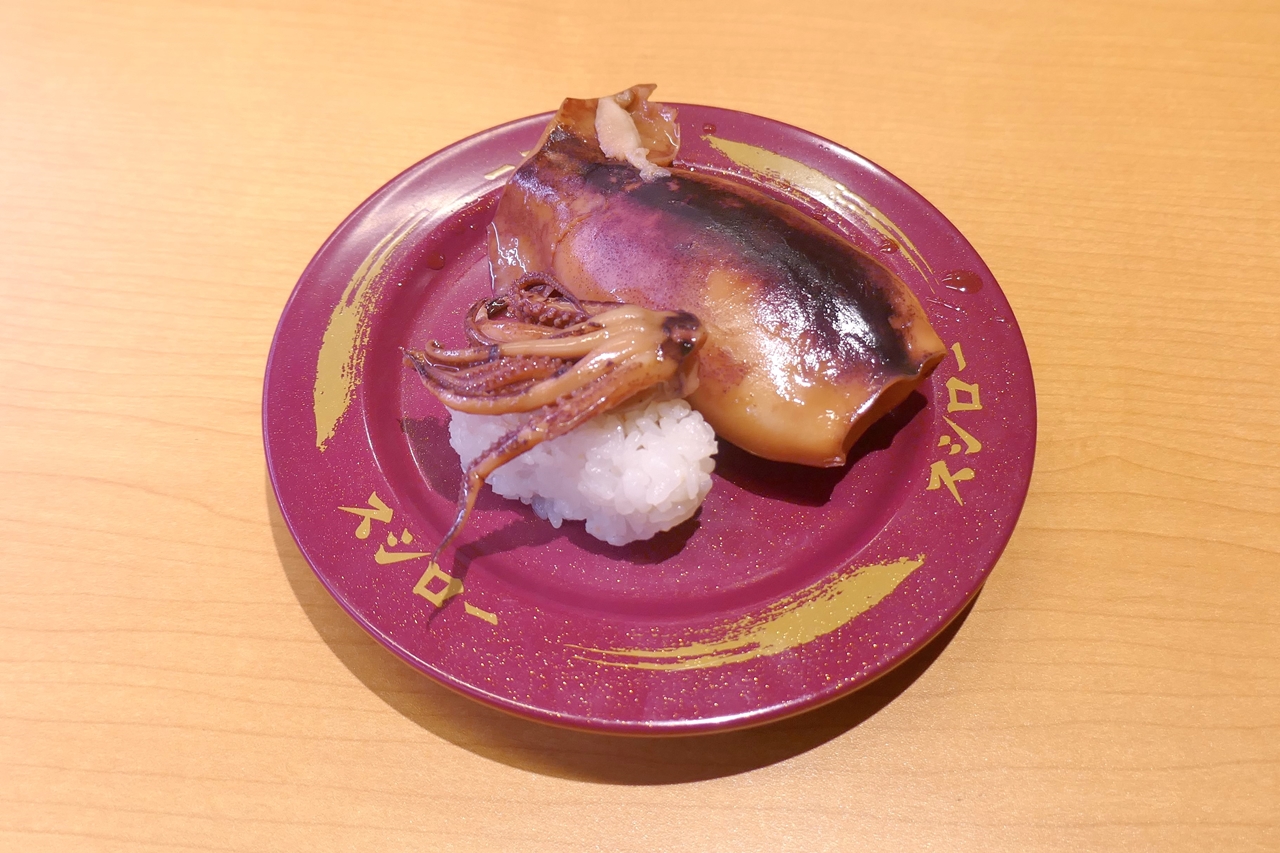 「丸ごとイカ寿司」は、イカゲソを使ったお寿司と、イカの胴体部分をまるまる使ったお寿司をペアにしたお寿司メニュー