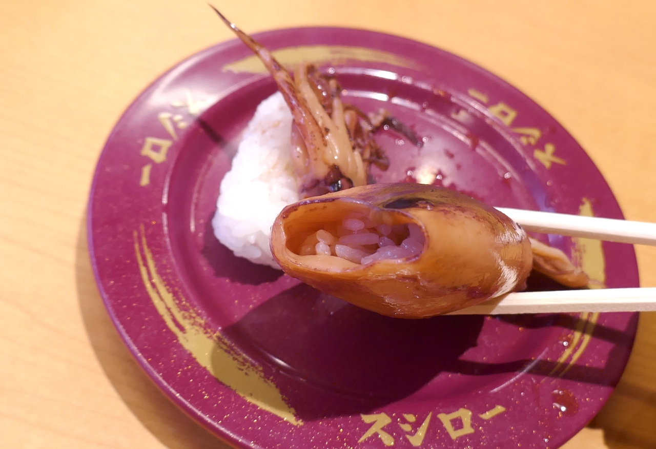 イカゲソのお寿司も中々イケますが、分厚く旨味に満ちたイカの胴体の中に豪華にシャリを入れた「いかめし」スタイルのお寿司がより美味！