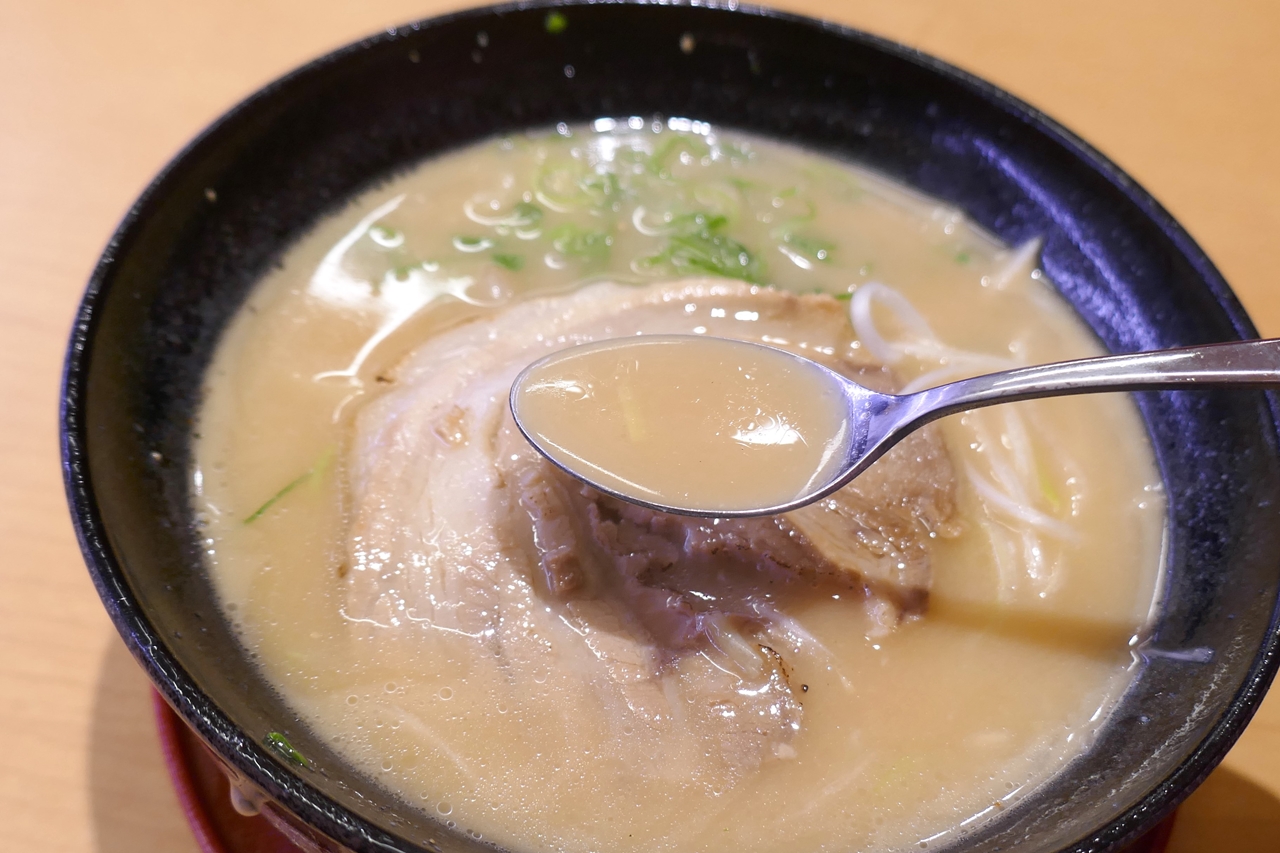 味噌と豚骨の旨味が前面に出てくるスープなので濃厚系な風味かと思いきや、想像していた以上に塩気と後味が軽やか！