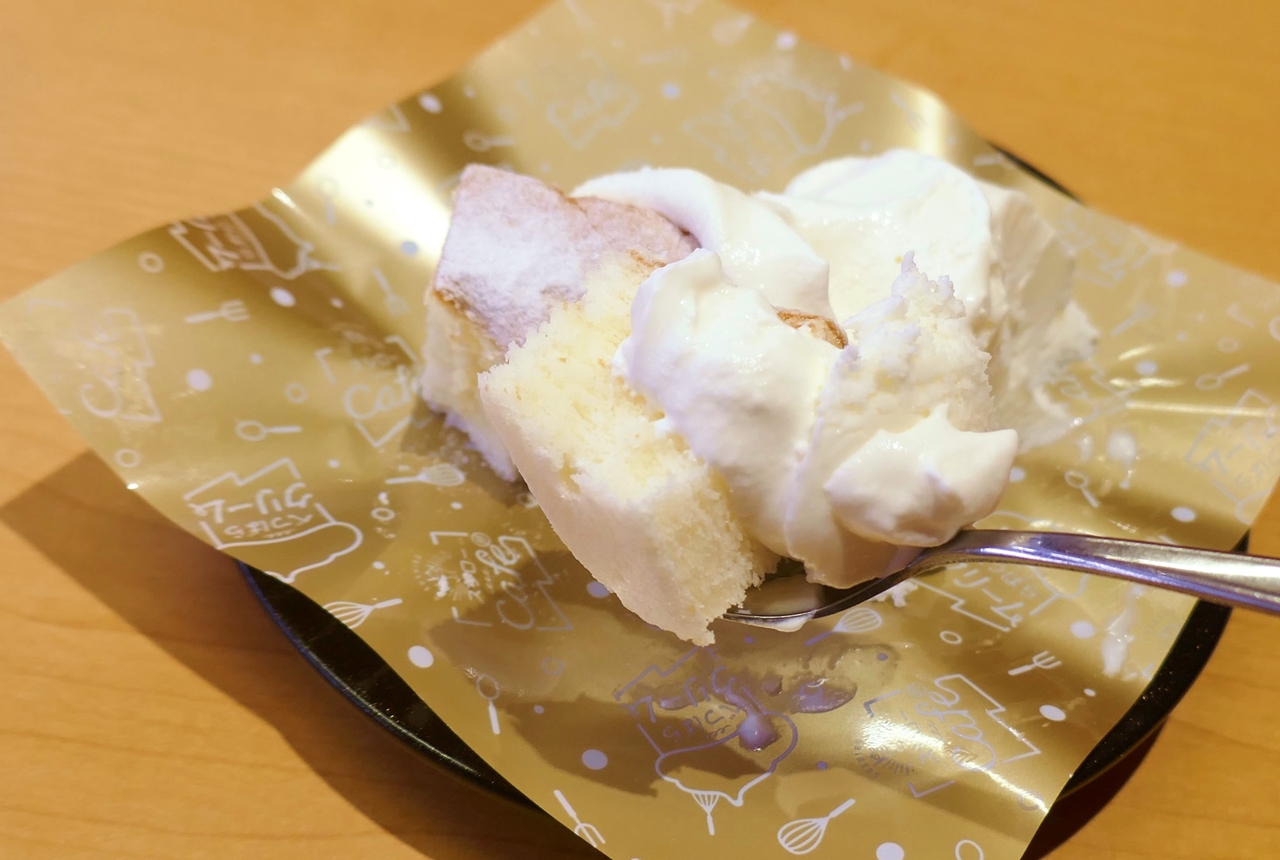 柔らかなシフォンケーキに生クリーム＆アイスクリームのコクや甘味がプラスされて食べごたえ満点！