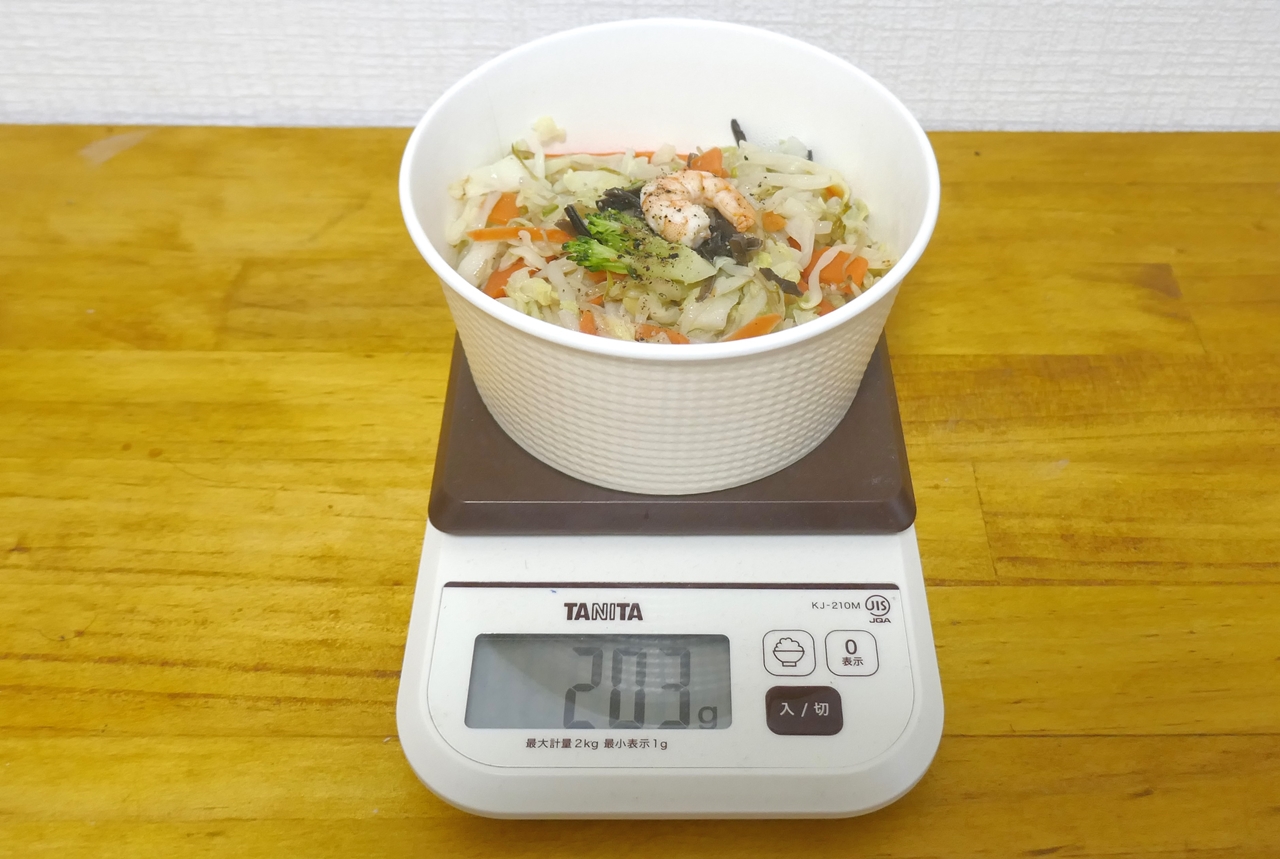 容器を含めた「1食分の野菜が摂れる焼ビーフン」の重量は203g