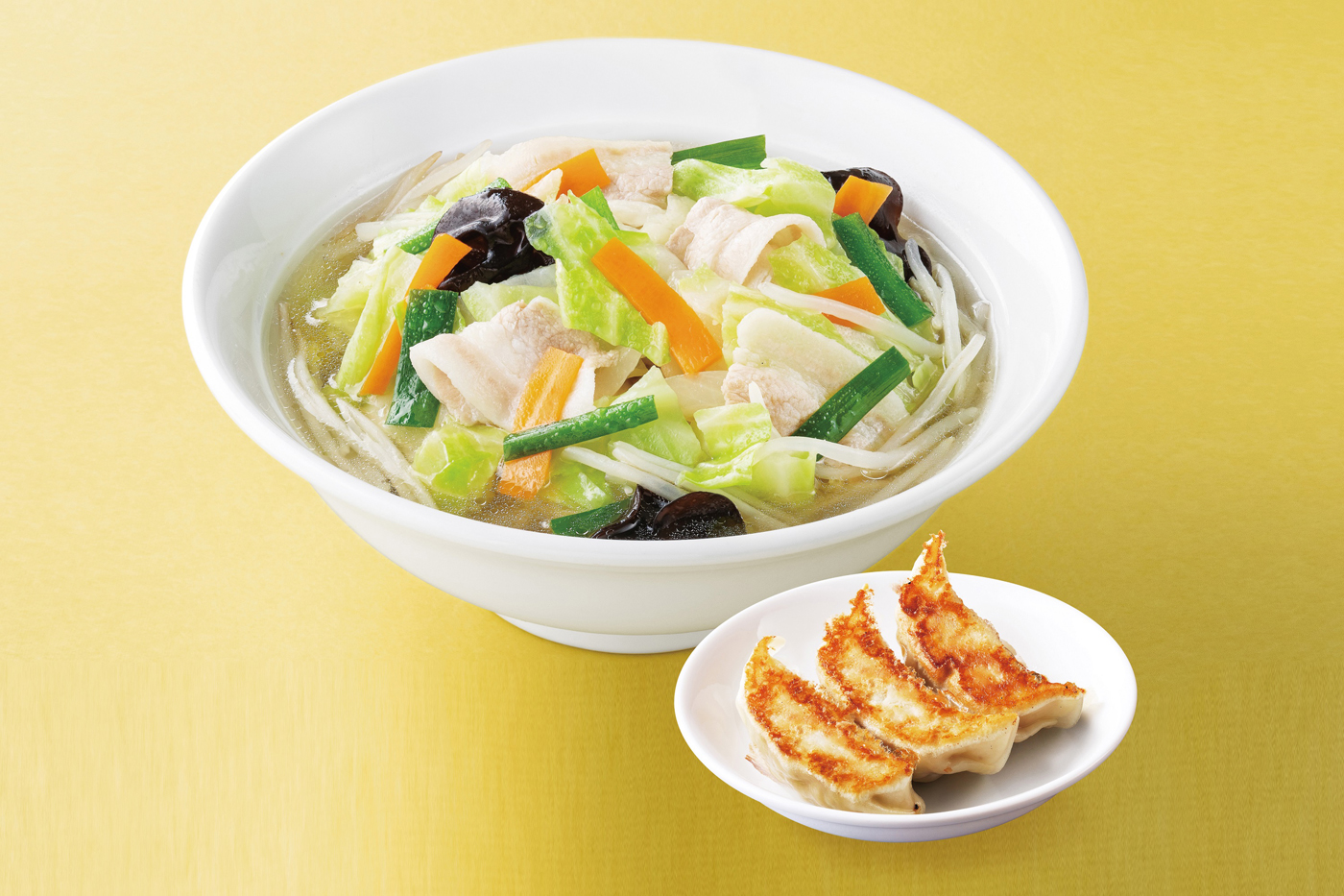 「ランチ野菜スープセット」530円（税別）<br />(1日分の野菜がとれる塩スープ・写真の餃子3個 または 小ライス)