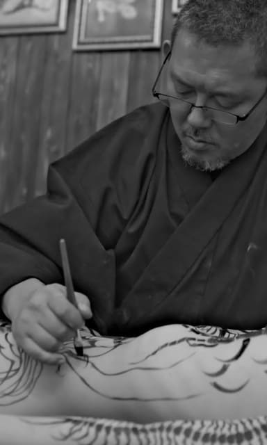 令和の北斎・絵師 東學氏が女性のからだに直接筆を走らせるヤバすぎる