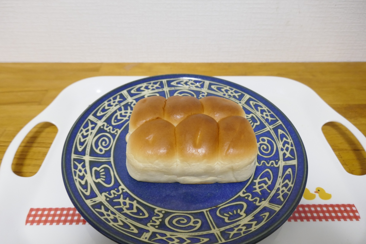 「7プレミアム　3色おやつパン」は、ソフトな食感のパンの中に3種類のクリームを入れた菓子パン！