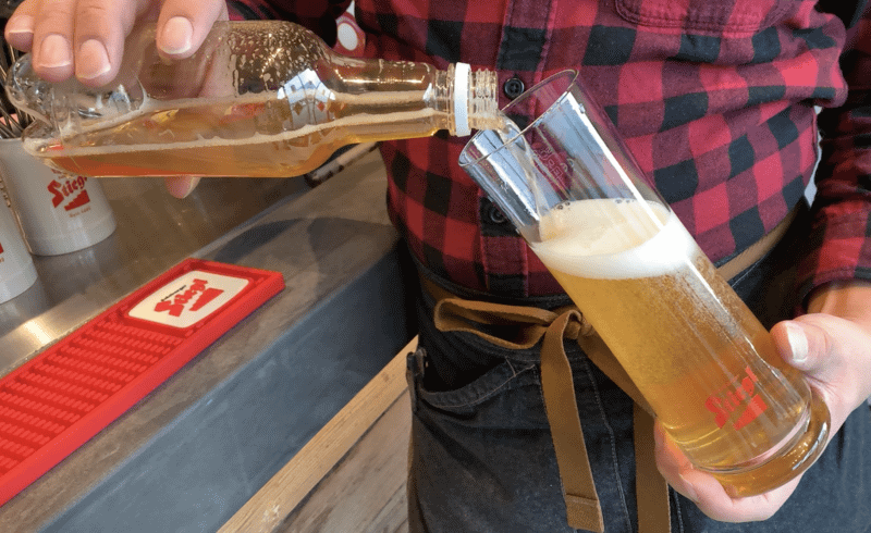 グラスに注いで生ビールならではの泡を楽しめます